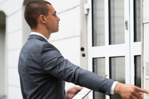 O que fazer quando um Oficial de Justiça chega ao condomínio?